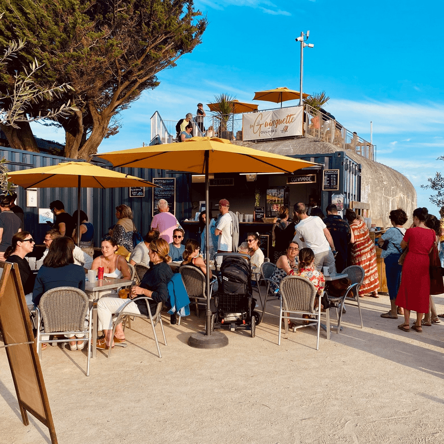 La terrasse de la Guinguette avec ses parasols jaunes